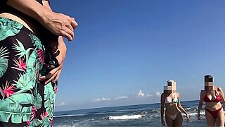 Hombre afortunado se encuentra con dos chicas cachonda en la playa mientras se masturba en p&uacute_blico
