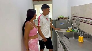 me follo a mi peque&ntilde;a hermanastra mientras me prepara mi almuerzo y termino corriendome en su co&ntilde;o