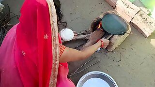 रसोई में रोटी बना रही थी देवर ने रोटी मांगी तो चूत दे दी गांव वाली भाभी