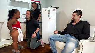 Essa an&atilde; safada liberou todos os buracos e fez anal com o cara de pau grande na suruba