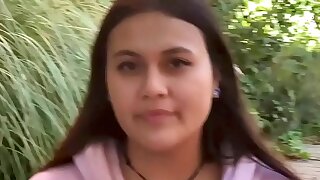 Una inocente jovencita se deja follar por dinero