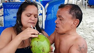 an&atilde;o mais famoso da televis&atilde;o de lua de mel na praia Zezinho Teves e Paty Bumbum no Brasil