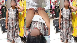 कोमल मॉल में शॉपिंग कर रही थी वही पर उसके फैन ने देखा और