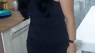 minha PRIMA me chama no ZAP indo pra ir em casa porque n&atilde;o arrumou nada no role, PRIMA que gera grande gozada, comi ela na mesa