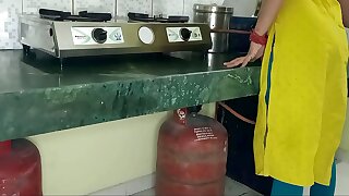 किचन में नहीं चोद सकते देवर जी सासू मां आ जाएगी रूम में चलते हैं