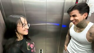 De vecinos a locos de placer: el casting m&aacute;s caliente en el ascensor