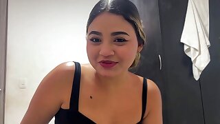 Hermanastra quiere que le d&eacute; clases de c&oacute;mo chupar polla