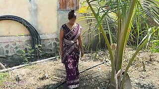 कोमल बगीचे नारियल के पेड़ के पास साड़ी ऊपर करके जंघे दीघा रही थी