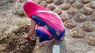 गांव वाली भाभी गांव किनारे गोवर थोपने गई चूत मरवाने लगी