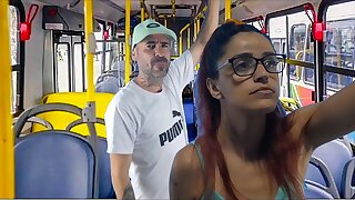 Estudante encoxada e fodida dentro do &ocirc;nibus em publico!