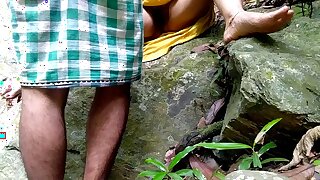 बुड्डी चाची को जंगल में तालाब में नहाते टाइम पब्लिक के बीच चुदाई किया