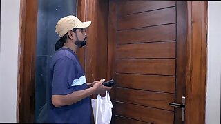 Delivery boy get unexpected bonus from girl costomer
