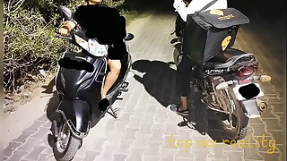 XXX डिलिवरी ब्वाए को रात के अंधेरे में रोक कर चूत मरवाई