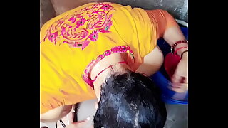 भाभी नहा रही थी तभी देवर ने वीडियो बनाकर ब्लैक मेल  करके भाभी की ठुकाई की