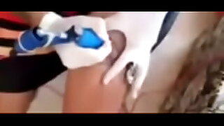 Indiano lel&eacute_ da cuca faz tatuagem na perna