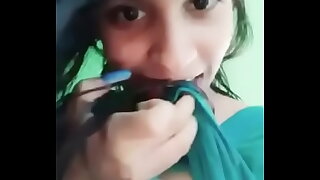 देसी लड़की ने अपने चूचे दबा कर दुध निकाल दिया।
