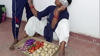 सब्जी बेचने आई जवान लड़की को पैसे का लालच देकर चोदा XXX Girl Sex साफ हिंदी आवाज में