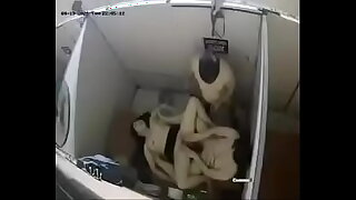 Ragazza Indiana scopata da tre ragazzi in un bagno pubblico