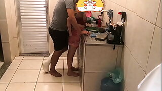 Ajudei meu tio que quebrou o p&eacute_ e ele abusou de mim de novo!