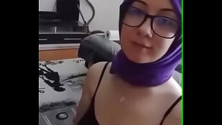 T&uuml_rbanlı Konuşarak Sakso &Ccedil_ekiyor  Tam Video: https://ouo.io/V1I0zk