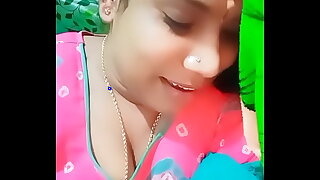 Hot aunty in bed cleavage show