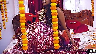 DESI DULHAN KI PAHALI SUHAGRAAT PATI KO SULAKAR APNE BOYFRIEND KE SATH KIA CHODON CHUDAI ( HINDI AUDIO )