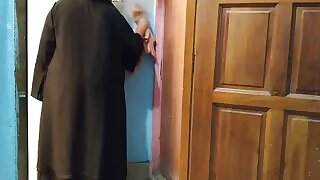 (Jabardast choda chudi) - Indian 55 Year Old kee muslim padosee Aunty ne ghar ke safai ke dauran chudai ke - Hindi audio