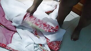 Indian Desi maa sari pahane hue Beta ko jabaradastee chodatee hai - Tamil XXX Video