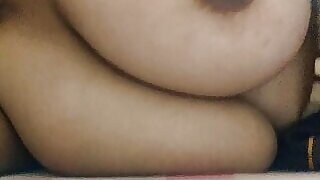 Bhabhi ji ke chuche doodh se bhare huye