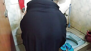 (Family Sex) 45 year old ke pakistani ma bathroom mein kapde dho rahee thee tabhe usaka beta aya aur usake chudai kar de