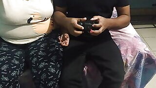 (Aysha) Didi Game khel sikhate samay Bhai ke Lund par Chudai aur khel khel rahe hain - Family Stroke