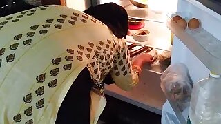 (Indian Hot Maa ke sath Beta Jabardasti chudai) When stepmom opened the fridge, stepson fucked &amp; put her in the fridge