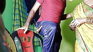 Bhabhi Ne Light Thik Karne Aaya Electrician Se Apny Pussy Ki Pyas Bhujayi