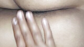 Maa ke bade bade chutado ki malish or gand me ungli dali.