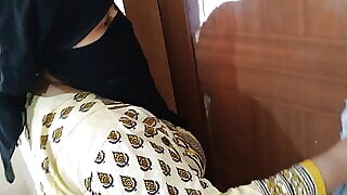 (Indian Maid Ki Jabardast Chudai Malik) Tamil Maid Fucked By Owner While Cleaning House - Huge Ass Cum
