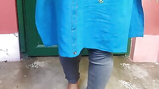 Indian bhabi fully Naked walk on the floor and showing her big ass and juicy pussy