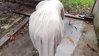 अजनबी पानी पीने अंदर आया और मुझे चोद कर चला गया